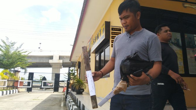 pria pukul wanita sedang salat di masjid samarinda