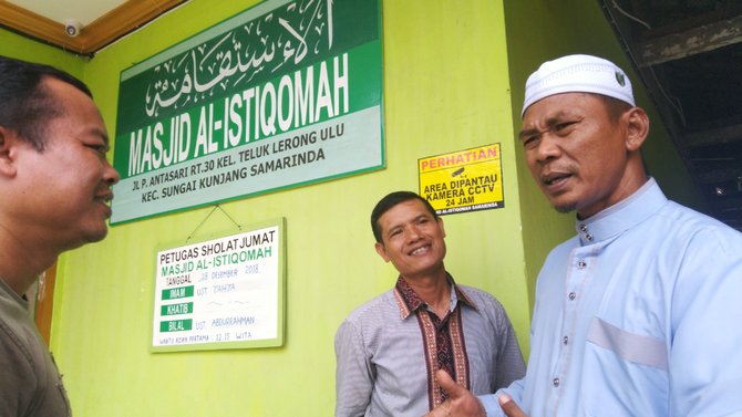 pria pukul wanita sedang salat di masjid samarinda