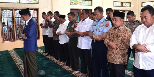 Jokowi Jadi Imam Salat Jamak Takdim di Masjid Uswatun Hasanah Binjai