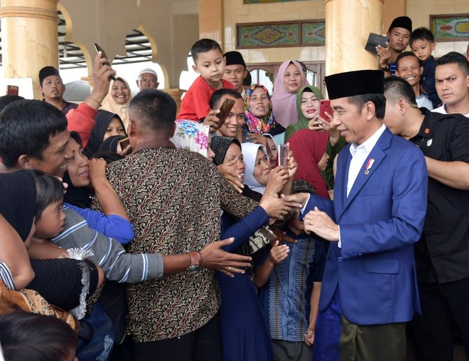 jokowi jadi imam salat di binjai utara