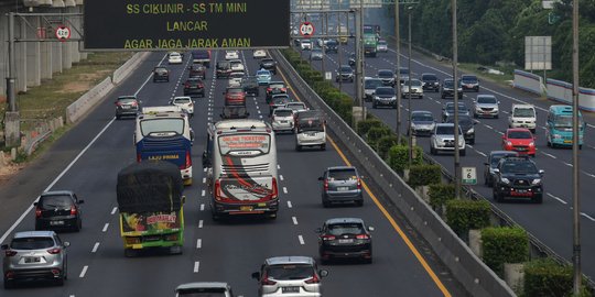 Libur Akhir Tahun, Tol Jakarta-Cikampek Terpantau Padat Merayap