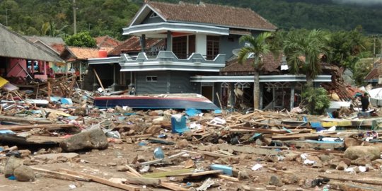 Mengungsi ke Gunung, Korban Tsunami di Lampung Butuh Senter dan Obat Antinyamuk