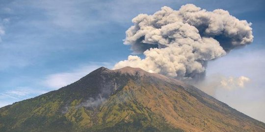 Gunung Agung Kembali Erupsi, Sinar Api Muncul di Puncak Kawah