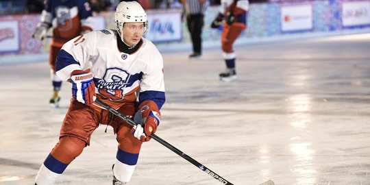 Aksi Putin Saat Tampil di Liga Hoki Es