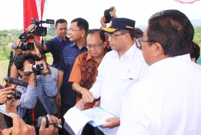 menhub budi karya sumardi dan gubernur bali wayan koster meninjau lokasi bandara baru