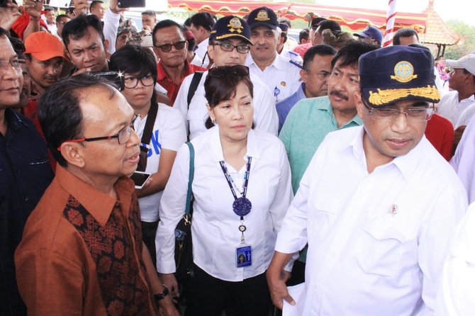 menhub budi karya sumardi dan gubernur bali wayan koster meninjau lokasi bandara baru