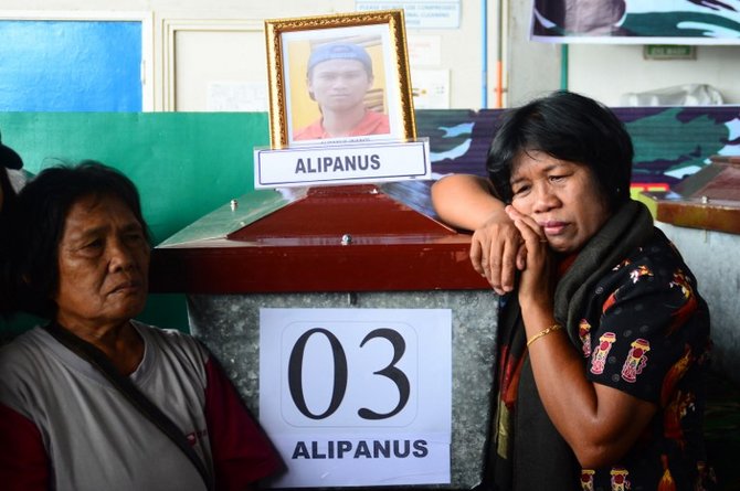 isak tangis keluarga sambut jenazah korban kkb papua