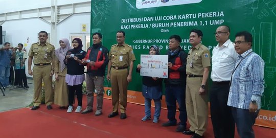 Anies Baswedan Bagikan 3.070 Kartu Pekerja ke Buruh