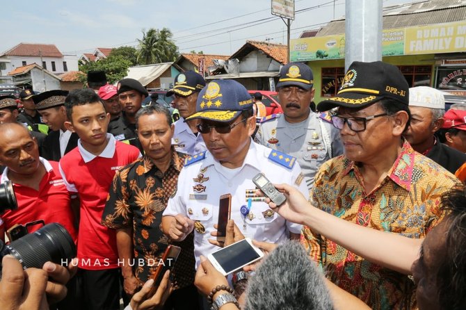 dirjen hubdat dan anggota dpr resmikan alat penerangan jalan di indramayu