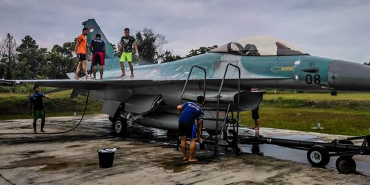 Tutup Tahun, TNI AU Lanud Roesmin Nurjadin Cuci Pesawat Tempur F-16