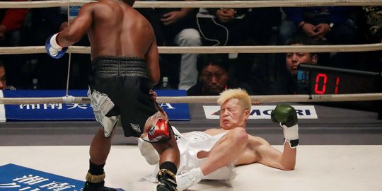 3 Kali Jatuh Ditinju Floyd Mayweather, Kickboxing Jepang Menyerah dan Menangis