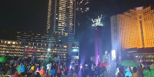 Malam Tahun Baru, Warga Padati Car Free Night di Bundaran HI-Monas