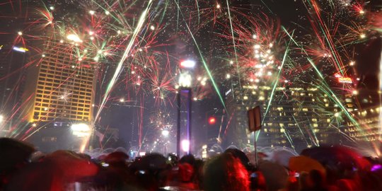 Foto Sambut 2019 Pesta Kembang Api Terangi Langit Jakarta Merdeka Com