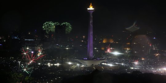 Foto Kembang Api Sambut Pergantian Tahun Di Monas Merdeka Com