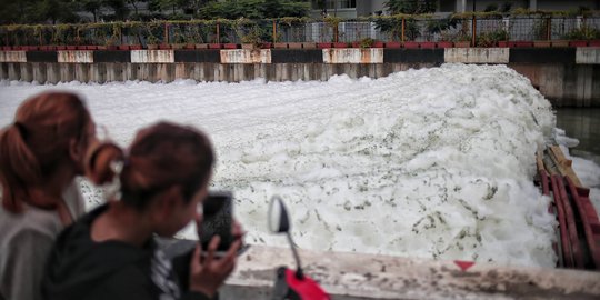 Kali Item Tercemar, Sepanjang Aliran Dipenuhi Busa