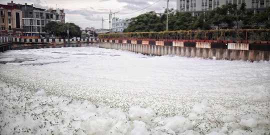 Bikin Heboh, Kali Item Sunter Dipenuhi Busa bak Tumpukan Salju