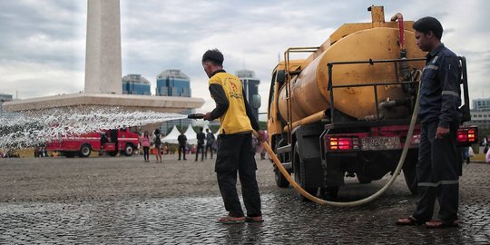 Bersih-Bersih Monas Usai Perayaan Malam Tahun Baru