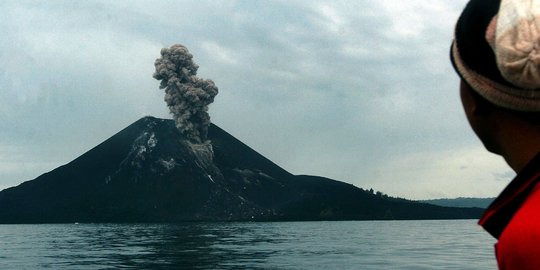 BMKG Pasang Sensor Dampak Erupsi Gunung Anak Krakatau di Pulau Sebesi