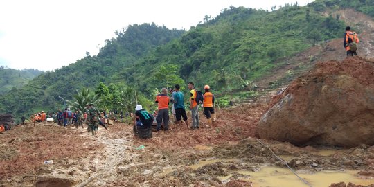 Sulitnya Mencapai Lokasi Bencana Longsor di Sukabumi