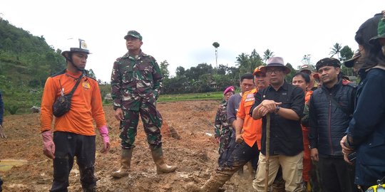 Bertopi Ala Koboi, Ridwan Kamil Tinjau Lokasi Longsor di Sukabumi