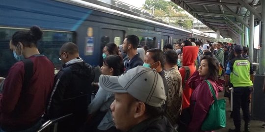 Hari Pertama Kerja di Tahun 2019, Penumpang KRL Kembali Ramai