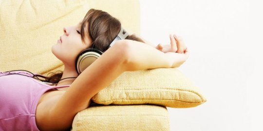 Penjelasan Ilmiah Soal Nikmatnya Mendengarkan Musik Sebelum Tidur