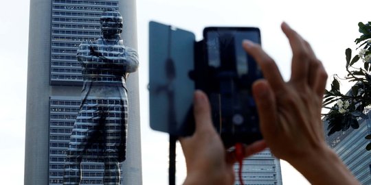 Membaur dengan Gedung Pencakar Langit, Patung Ini Hebohkan Warga Singapura