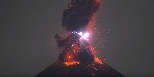 Gunung Anak Krakatau Alami 60 Kali Gempa Letusan