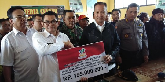 Mensos Beri Santunan Rp 195 Juta untuk 13 Korban Tewas Longsor Sukabumi