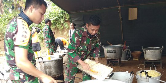 Mengintip Aksi Cekatan 10 Prajurit TNI Racik Makanan di Dapur Umum Pengungsian