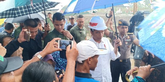 Disambut Hujan Lebat, Presiden Jokowi Tinjau Normalisasi Kali Bogel Blitar