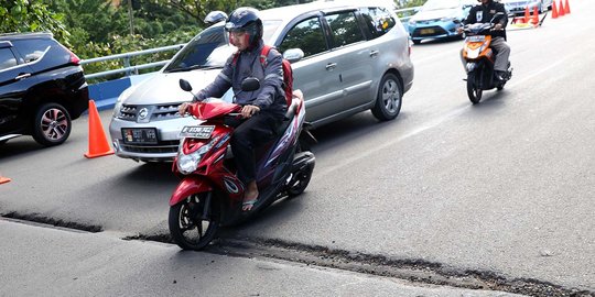 Hati-Hati, Flyover Kemayoran Tampak Retak