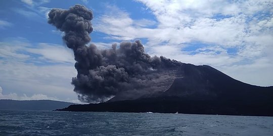 Gunung Krakatau Kembali Erupsi, Kolom Abu Mencapai 2000 Meter