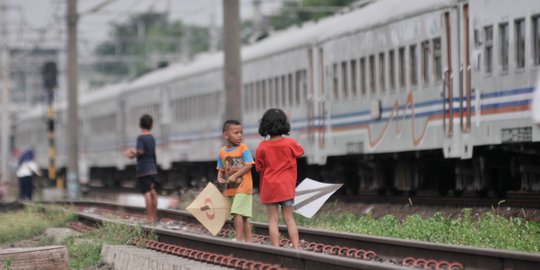 Minim Taman, Anak-Anak Nekat Bermain di Rel Kereta Api