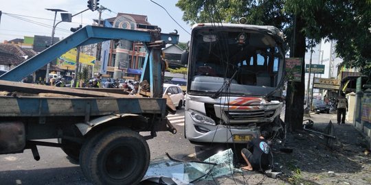 Hindari Pemotor, Bus Mira Tabrak Pohon di Jalan Raya Solo - Yogyakarta