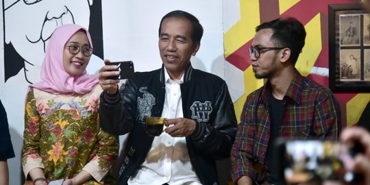 Jokowi Ngopi Bareng Milenial Sambil Dengar Lagu Rap di Tulungagung