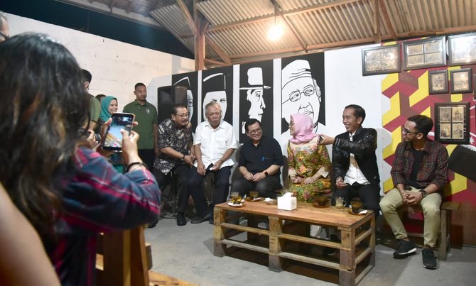 jokowi ngopi bareng milenial di tulungagung