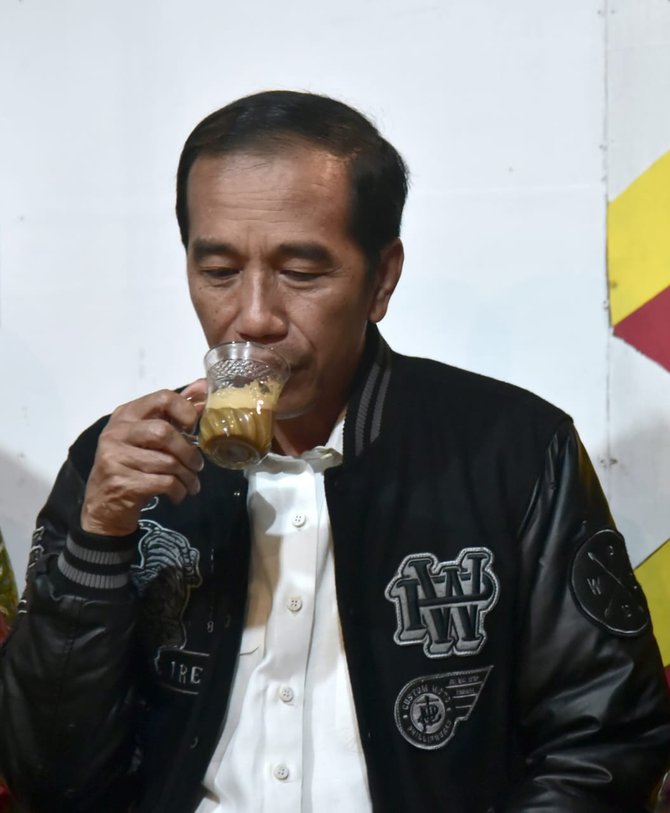 jokowi ngopi bareng milenial di tulungagung