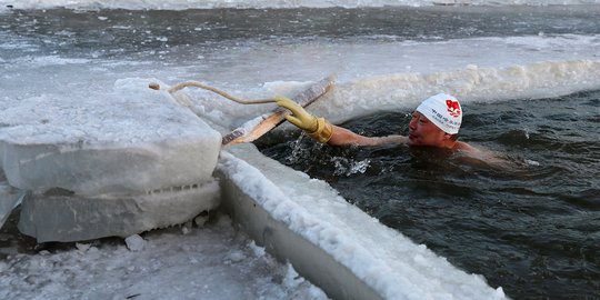 Dinginnya Berenang di Sungai Membeku Saat Festival Es Harbin