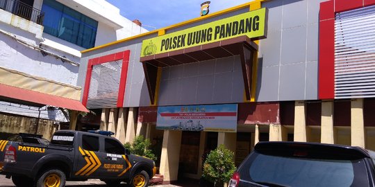 Ngamuk, Pengunjung Kafe di Makassar Naik Panggung Pukul Biduan & Banting Mic