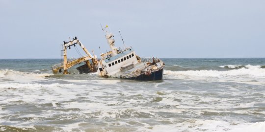 Kapal Terbalik Usai Diterjang Ombak, Satu Nelayan di Bantul Hilang