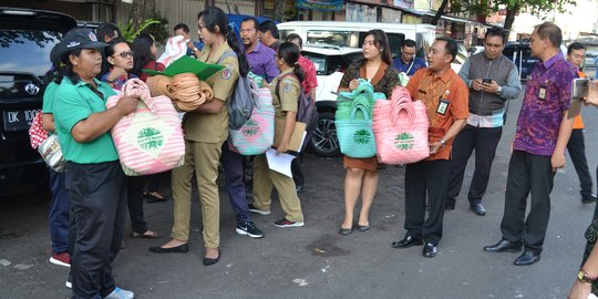 Bebas Kantong Plastik, 400 Tas Belanja Dibagikan Buat Warga di Pasar Kreneng