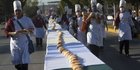 Kue Ini Pecahkan Rekor Jadi yang Terpanjang di Dunia