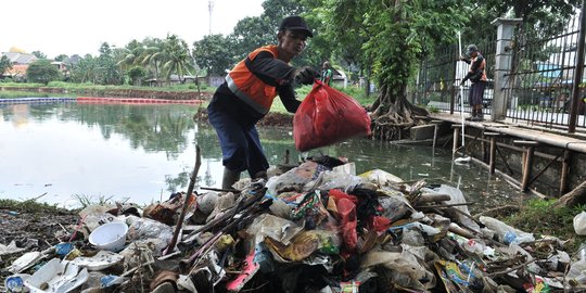 Petugas Lingkungan Hidup DKI Bersihkan Sampah Waduk Ciracas