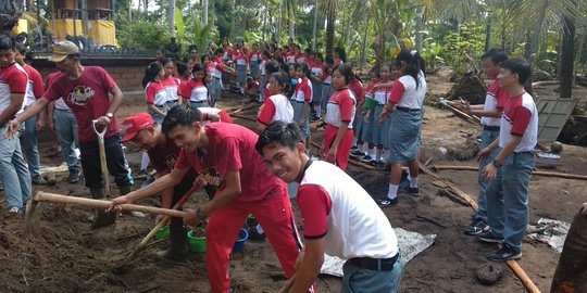 Ratusan Pelajar SMA Berjibaku Keruk Lumpur Sisa Banjir di Jembrana