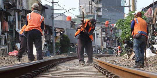 Jaga Kualitas Rel, Pekerja Tambah Kerikil di Jalur Kereta Api