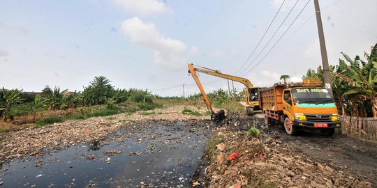 'Lautan' Sampah di Kali Pisang Batu Mulai Dibersihkan