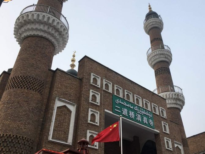 bendera china di depan masjid di urumqi xinjiang