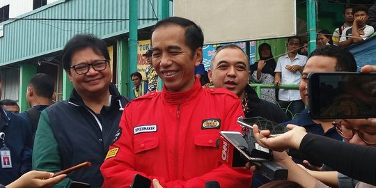 Kunjungi Gudang Bulog, Jokowi Pastikan Stok Beras RI Melimpah