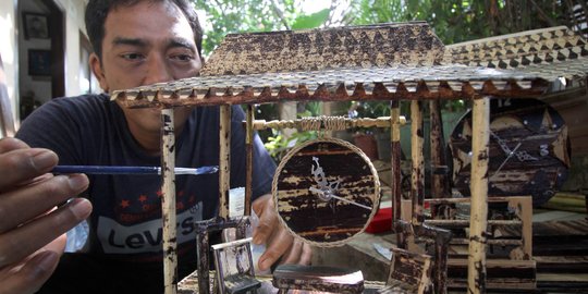 Pria di Pamulang Sulap Pelepah Pisang Jadi Kerajinan Tangan